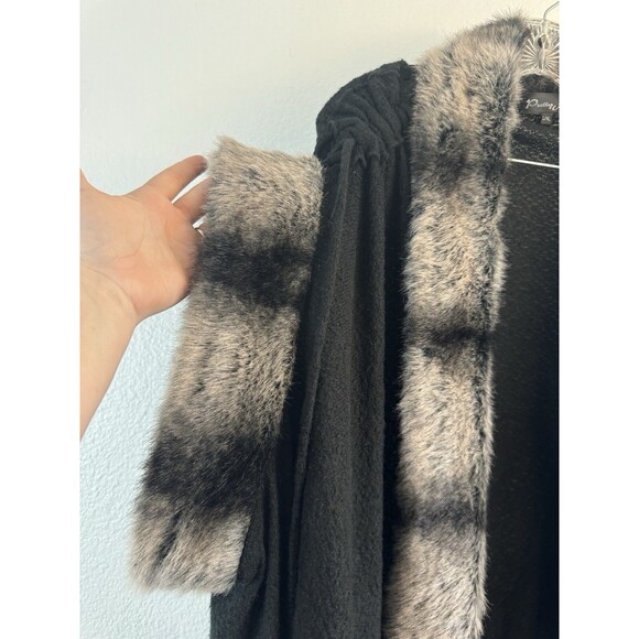 Pretty Angel Sleeveless Faux Fur Trim Oversized Wrap With Toggle Closure L/XL - Picture 3 of 10